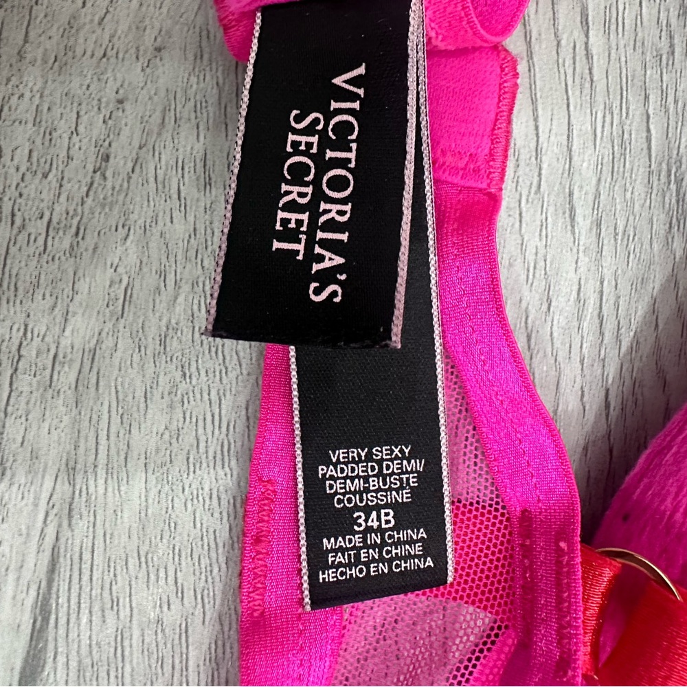 VERY SEXY
Victoria's Secret Push-Up Demi Bra - Picture 4 of 4